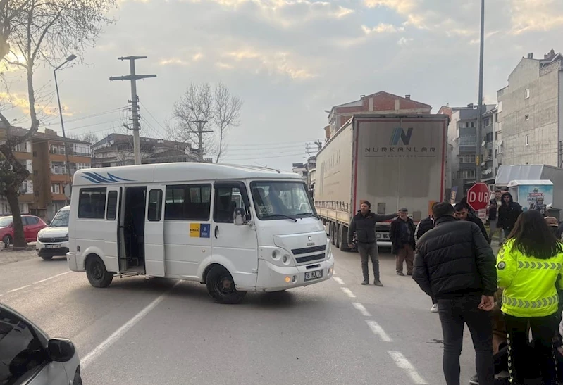 Minibüsle çarpışan motosikletteki çift yaralandı; o anlar kamerada