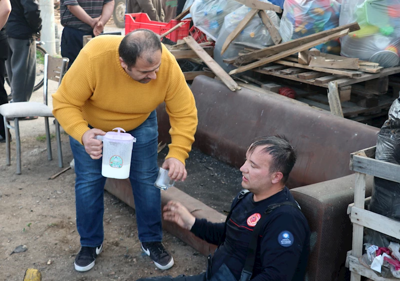  Ambulans gelene kadar yaralı itfaiye erine ayran ve su ikram ettiler