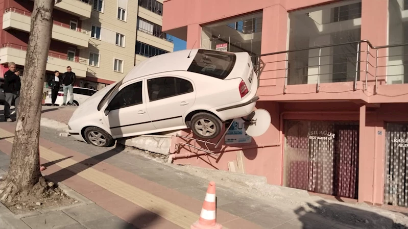 Çorum’da otomobil apartman girişindeki dükkanın merdivenine çıktı