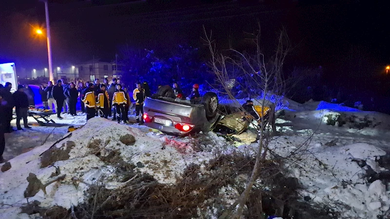 Buzlu yolda otomobil takla attı; yaralılar itfaiye tarafından kurtarıldı