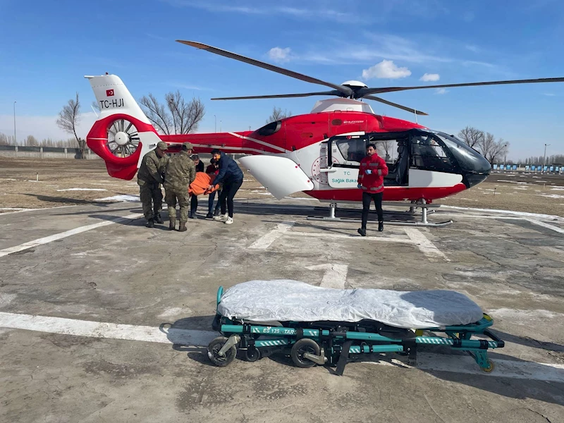 Yolu kapalı köydeki hasta, ambulans helikopter ile alındı