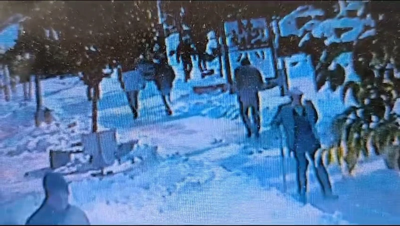 Karlı yolda düşüp öldü; o anlar kamerada