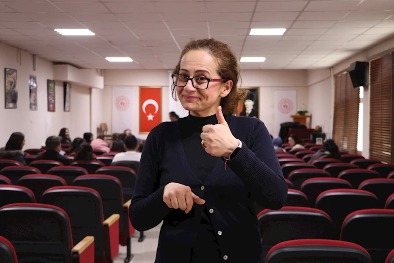 2 yıl sonra mesleğine dönen depremzede öğretmen, işaret dili eğitimi veriyor