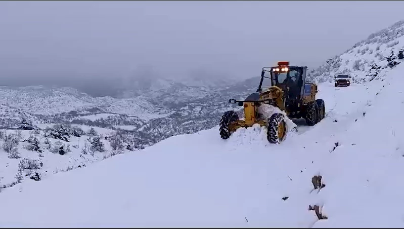 Diyarbakır’da kardan kapanan 129 kilometrelik kırsal mahalle yolu, ulaşıma açıldı