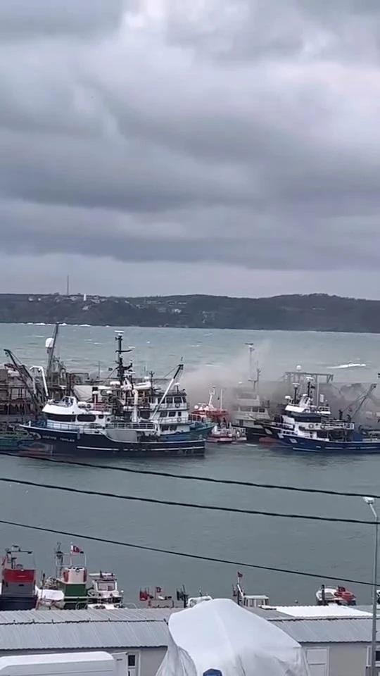 İstanbul - Rumeli Feneri’nde balıkçı teknesinde yangın / Geniş haber ve aktüel görüntü