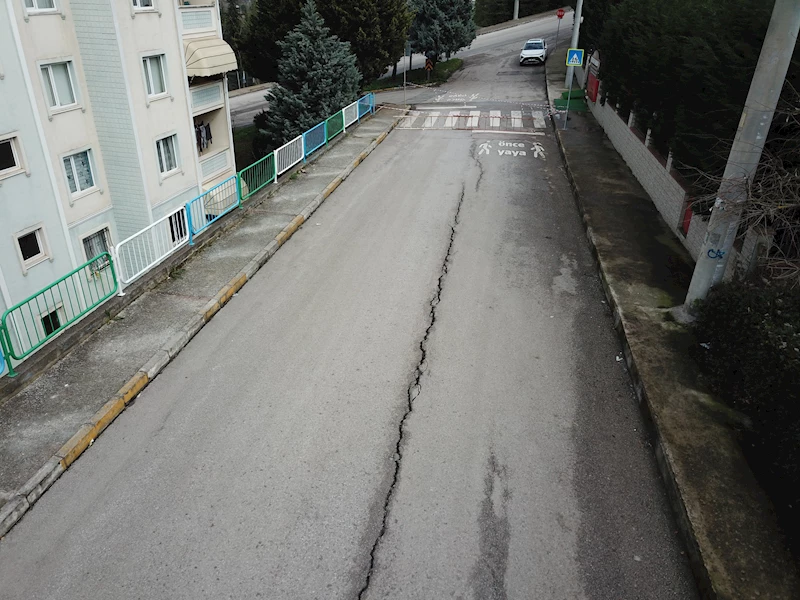 Kar yağışından sonra yarık büyüdü, istinat duvarında dökülme oldu; yolu trafiğe kapattılar/Ek fotoğraflar