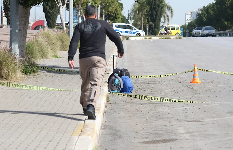 Antalya- Yol kenarına bırakılan valiz ve çantadan kıyafet çıktı /Video eklendi 