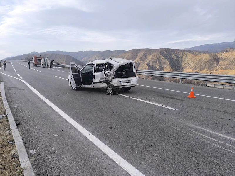 Kamyonet, hafif ticari araca çarptı: 4’ü jandarma 5 yaralı