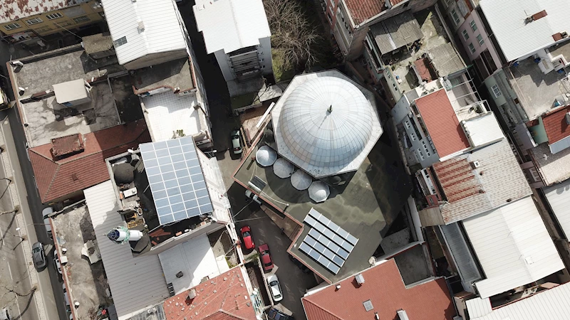 Güneş panelleri ile kendi elektriği üretilen caminin fazla enerjisi satılıyor