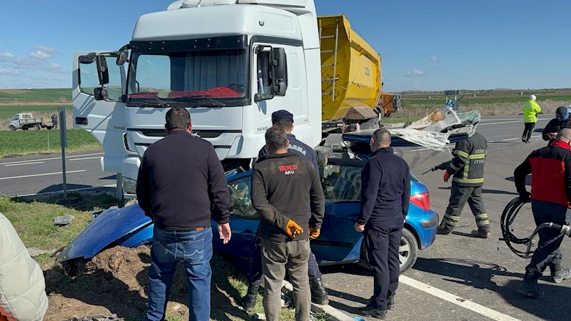 Hafriyat kamyonu ile çarpışan otomobilin sürücüsü ile babası yaralandı