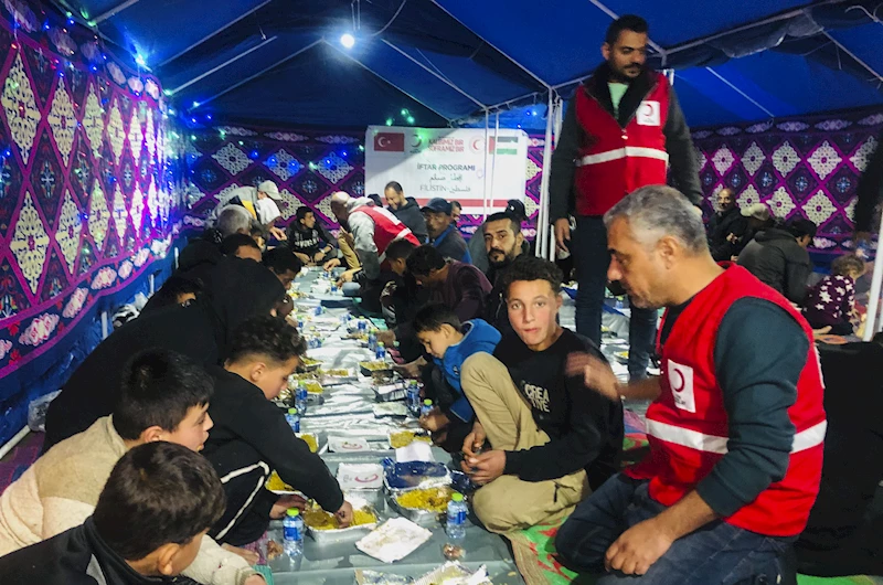 Türk Kızılay, Gazze’de 30 bin kişilik iftarlık dağıttığını duyurdu