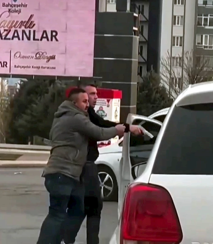 Trafikte tartıştığı kişiye silah çekti; o anlar kamerada