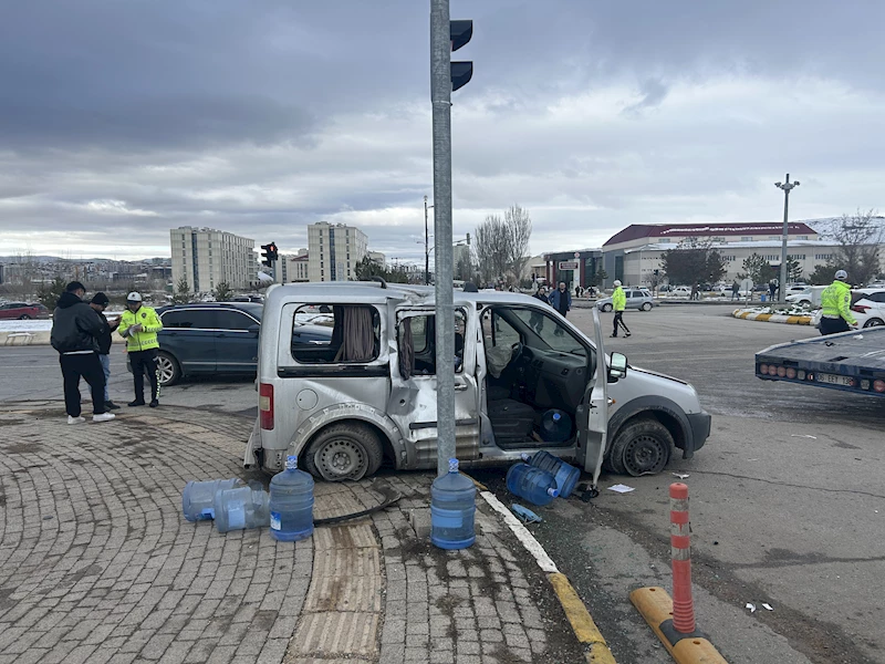 Kavşakta çarpışıp savrulan araçlar, üniversiteli Onur