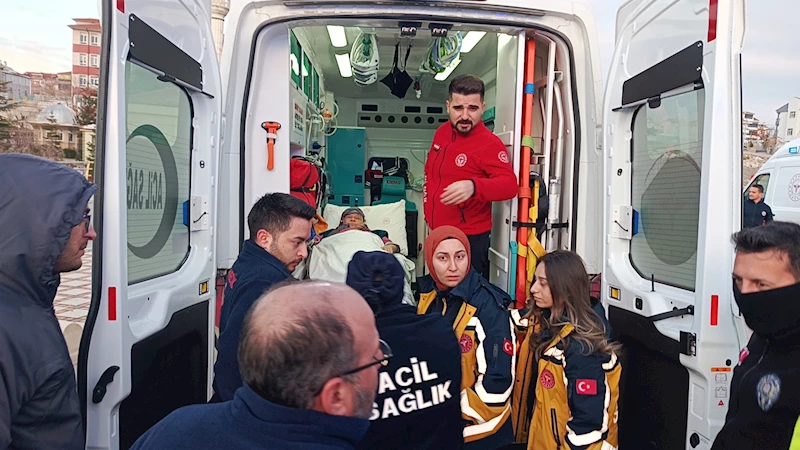 Otomobil ile ambulans çarpıştı: 3 yaralı