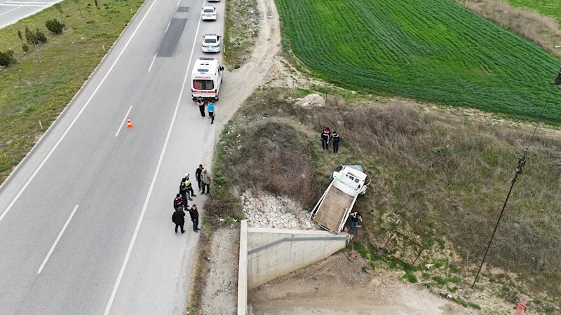 Şarampole uçan kamyonetin ehliyetsiz sürücüsü öldü