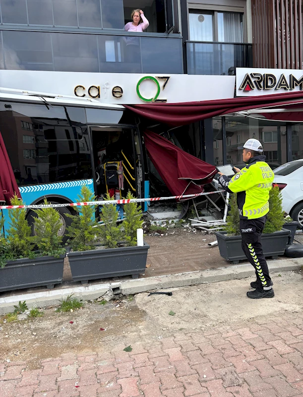 Halk otobüsü park halindeki araçlara çarpıp, kafeye girdi; 4 yaralı