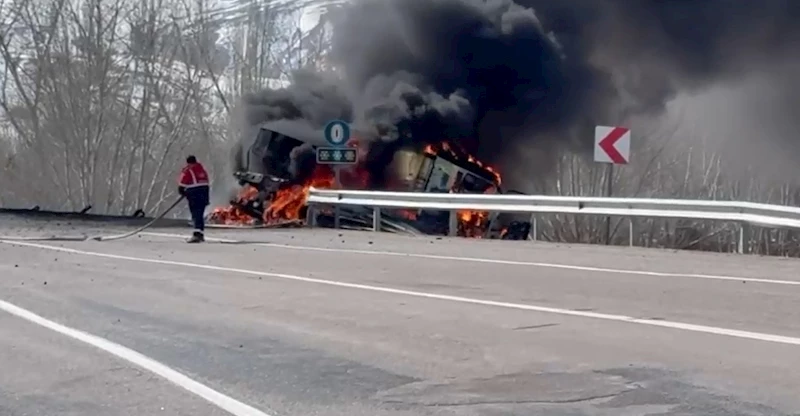 TIR devrildi, üzerindeki iş makinesi alev aldı; 3 yaralı