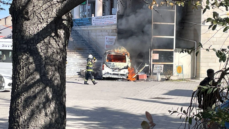 Yangın çıkan hafif ticari araçtaki 4 çocuk, kendi imkanlarıyla kurtuldu