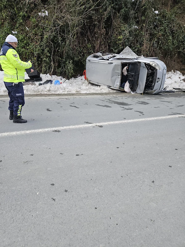 Minibüs ile hafif ticari araç çarpıştı: 3 yaralı