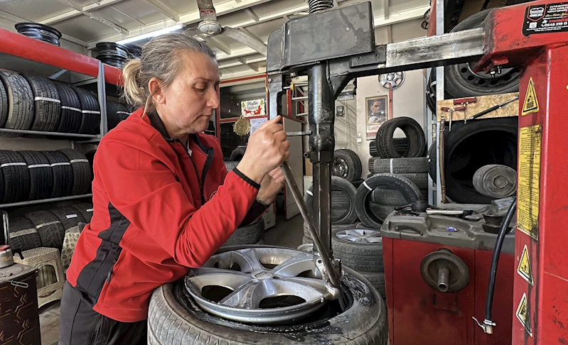 Kanseri yenen Remziye, lastik tamirciliği yapıyor