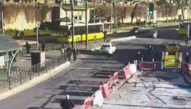 İstanbul - Kabataş’ta otomobilin çarptığı adam takla atıp ağır yaralandı; o anlar kamerada / Ek fotoğraflarla 