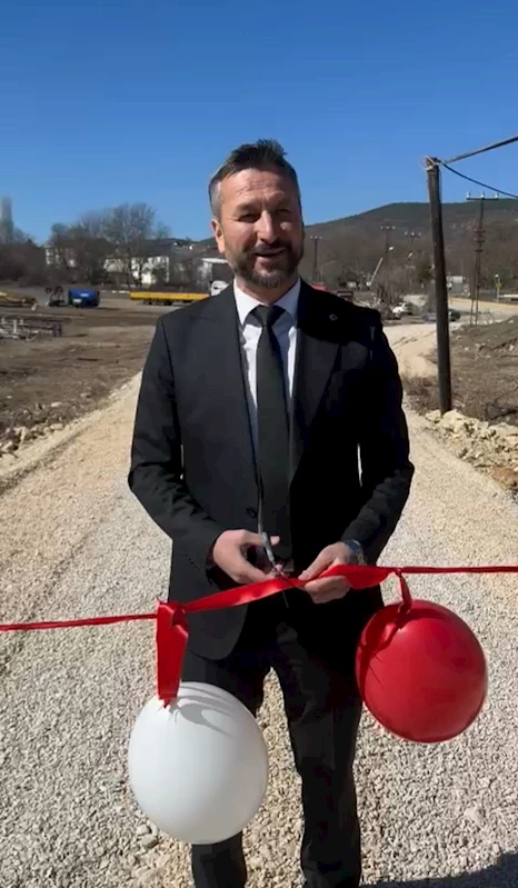 Kalabalık tepkisinden rahatsız olan belediye başkanı, köprüyü tek başına açtı