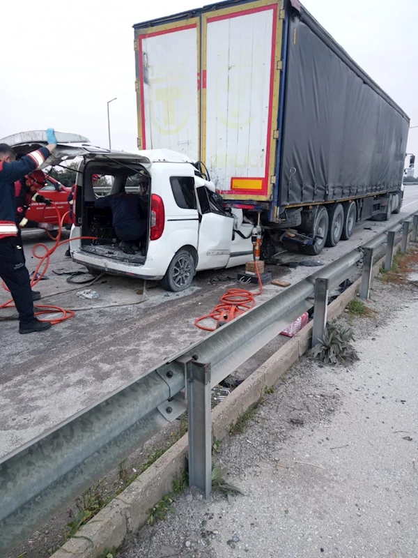 Emniyet şeridindeki TIR