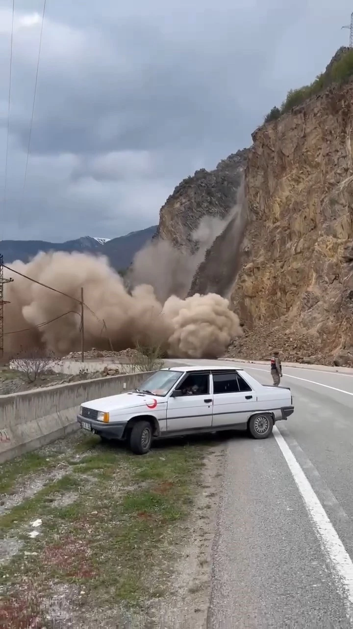 Gümüşhane-Tirebolu karayolunda heyelan yolu kapattı; o anlar kamerada