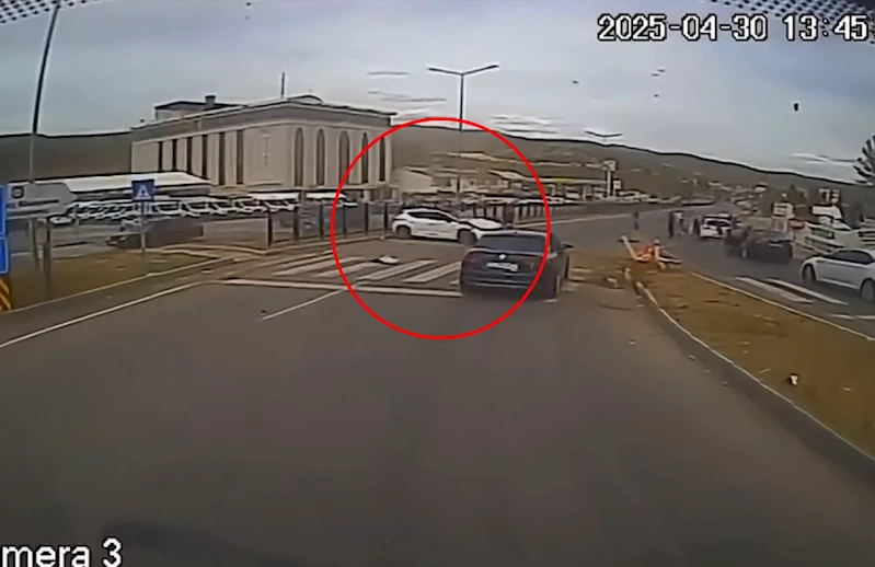 Otomobil refüje çarptığı kaza kamerada