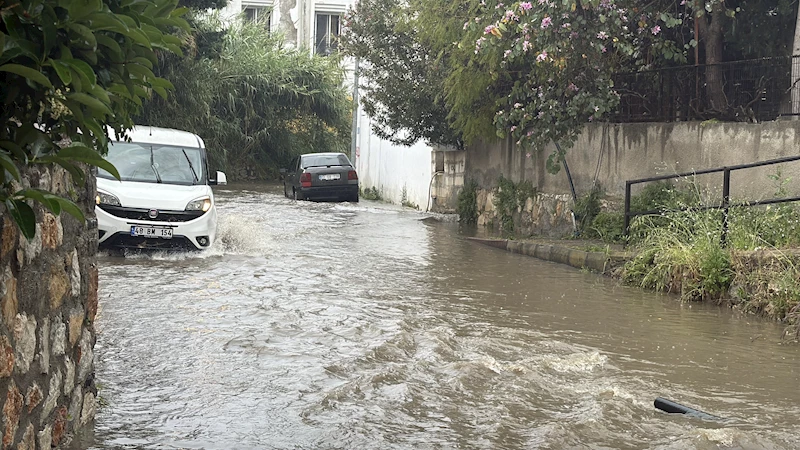 Bodrum’da sağanak etkili oldu; sel suları nedeniyle denizin rengi kahverengine döndü