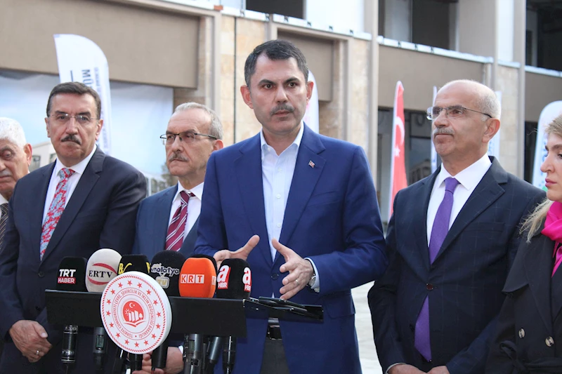 Bakan Kurum: Özgür Bey etrafına baksın yapılanları iyi görür 