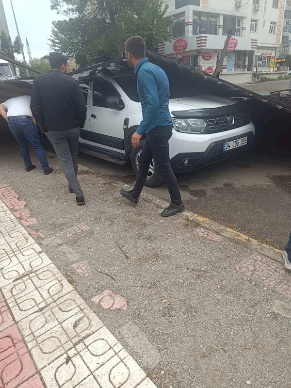 Diyarbakır ve Batman’da fırtına; çatı ve ağaçlar, araçların üzerine devrildi