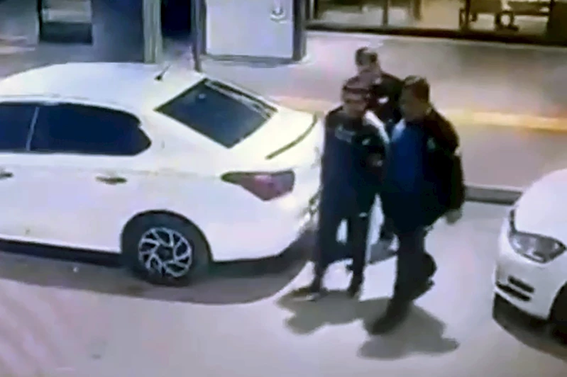Adana- Polisi görünce kaçan firari hükümlünün yakalandığı anlar kamerada /Video eklendi 