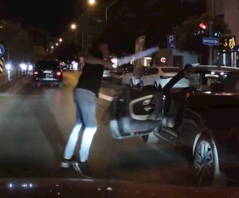 Trafikte tartıştı, kılıftan döner bıçağı çıkardı; o anlar kamerada