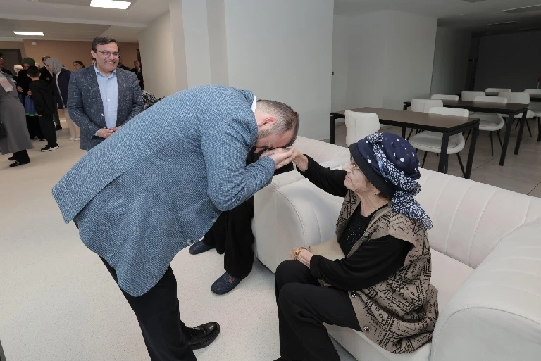 Arnavutköy Belediye Başkanı Candaroğlu, Anneler Günü dolayısıyla Darülaceze