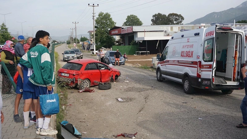 Muğla’da iki otomobilin çarptığı kaza kamerada: 6 yaralı