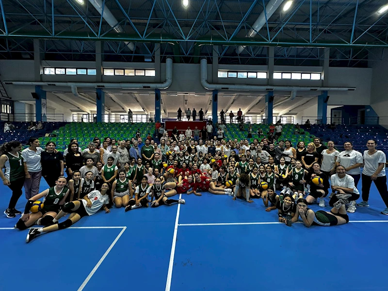 Bodrum’da anneler çocuklarıyla futbol ve voleybol oynadı