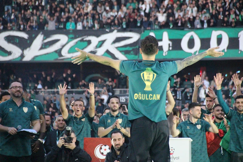Kocaelispor şampiyonluk kupasını kaldırdı / Ek Fotoğraflar