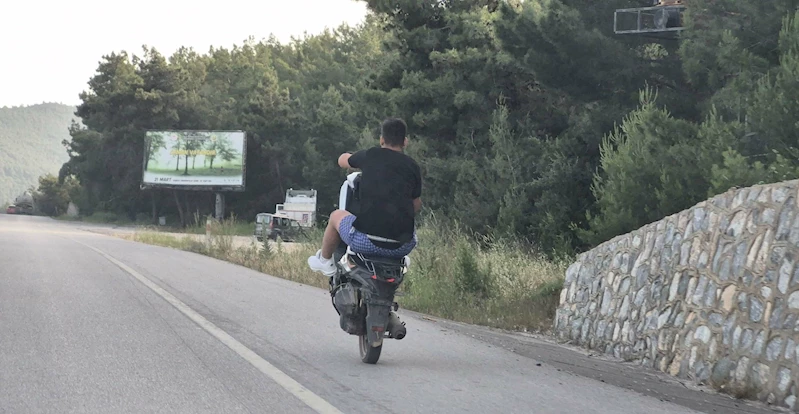 Muğla- Motosiklet sürücüsünün tehlikeli yolculuğu kamerada /Video eklendi 