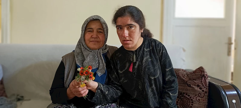 Ömrünü zihinsel engelli kızına adadı