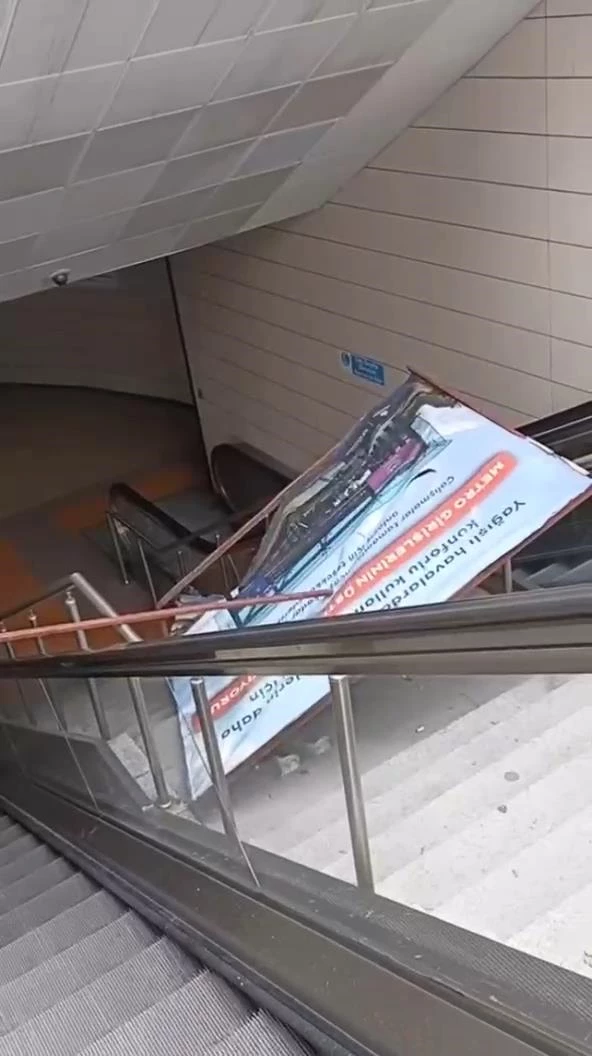 İstanbul - Maltepe metro istasyonunda reklam panosunun kadının üzerine düşmesi kamerada