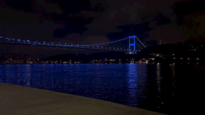 İstanbul - Fatih Sultan Mehmet Köprüsü maviye büründü