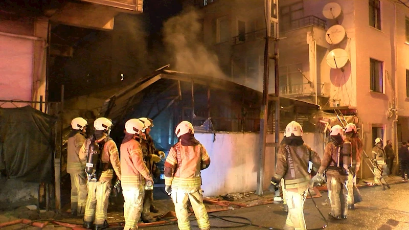 İstanbul - Ümraniye’de gecekondu yangını; bitişikteki binada mahsur kalanları itfaiye kurtardı