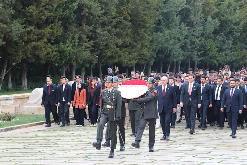 Dervişoğlu, gençlerle birlikte Anıtkabir
