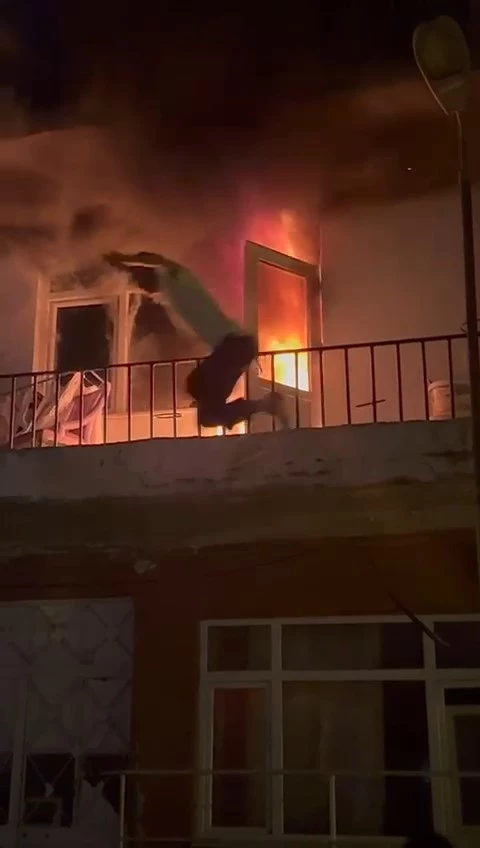 Yangına müdahale ederken alevler büyüyünce balkondan atladı