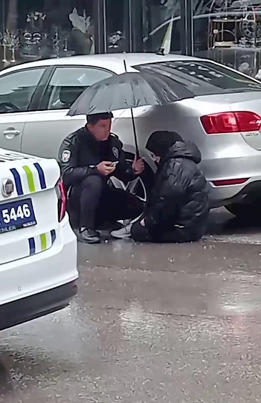 Erzurum - Yaralı öğrenciyi şemsiye ile yağmurdan korumaya çalışan polis: Görevimizi yaptık /Video eklendi 