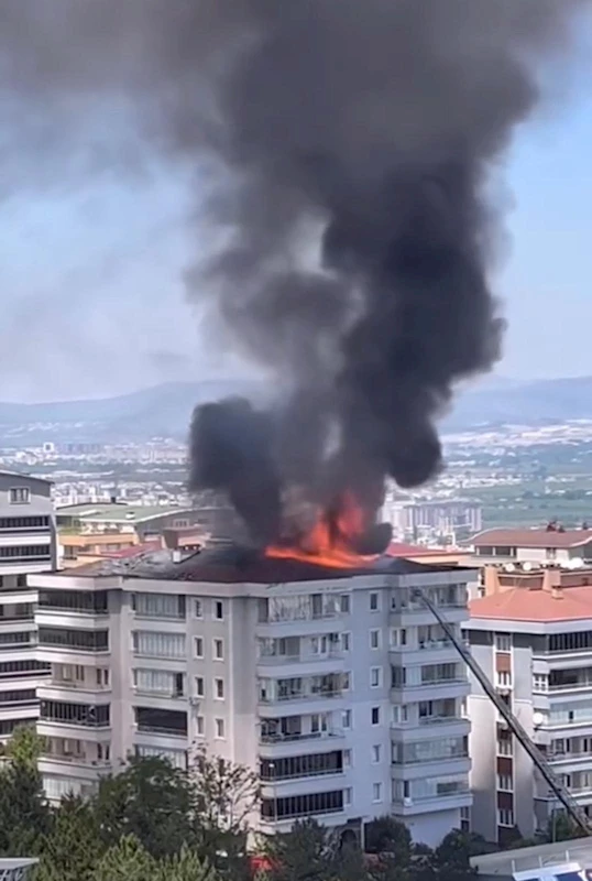 7 katlı apartmanın çatısı alev alev yandı 
