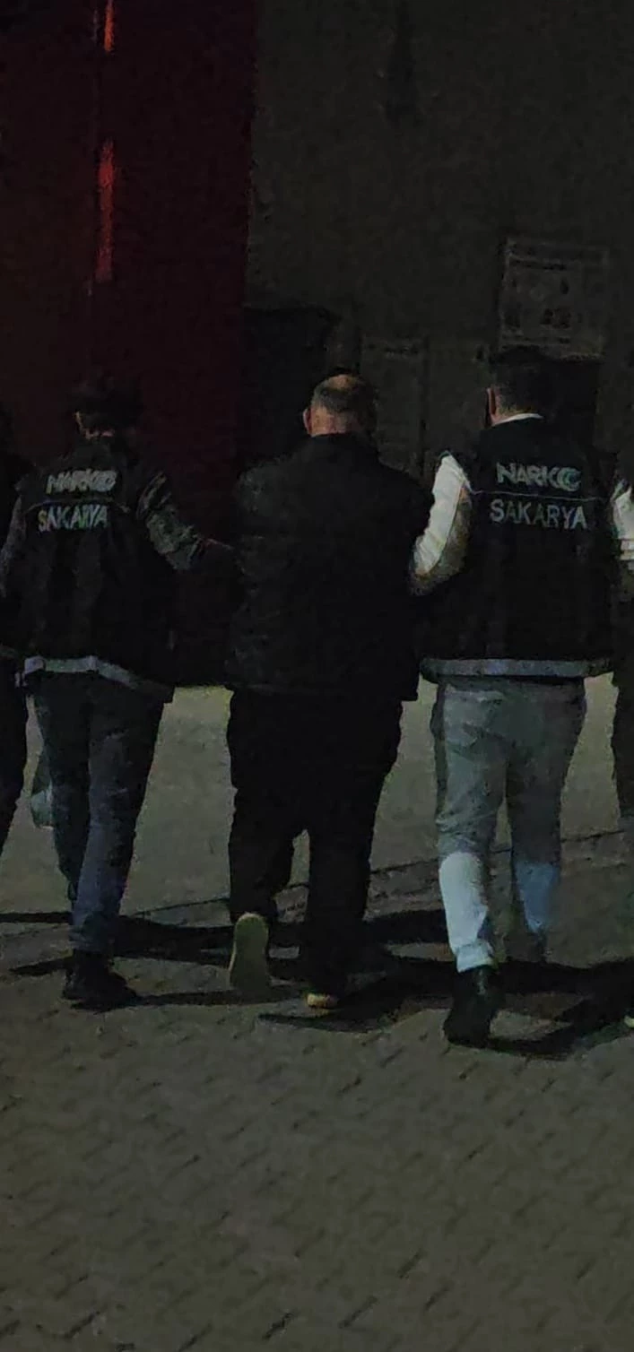 18 yıl 9 ay hapisle aranan hükümlü, peruk ve sahte pasaportla yakalandı