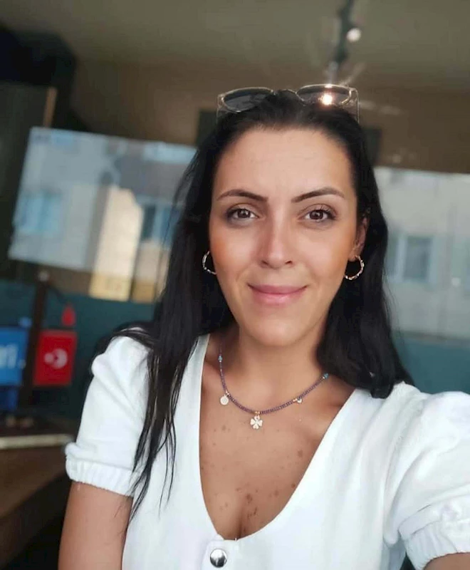Banyoda asılı bulunan Duygu