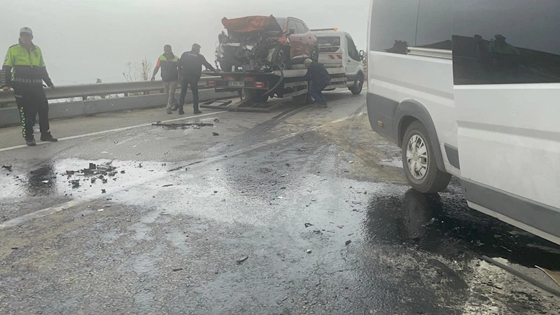İşçi servis minibüsü ile otomobil çarpıştı: 2’si ağır, 12 yaralı